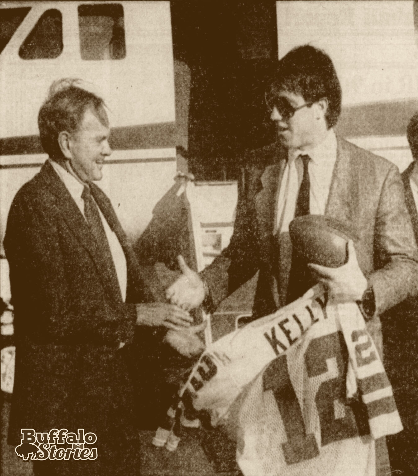 kelly steps off plane with Ralph 1986.jpg